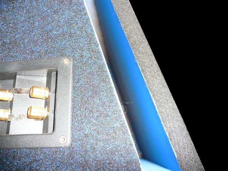 BRABUS W124 Ground Zero installation Stealth - Her den specielle Slot Refleks bas port som Ground Zero har taget patent på i deres nyeste design hvor den munder ud i en trekantede form.
Her ses i øvrigt den blå farve som kende tegner deres High End serie Nuclear der kun overgåes af deres Plotonium serie. billede 42