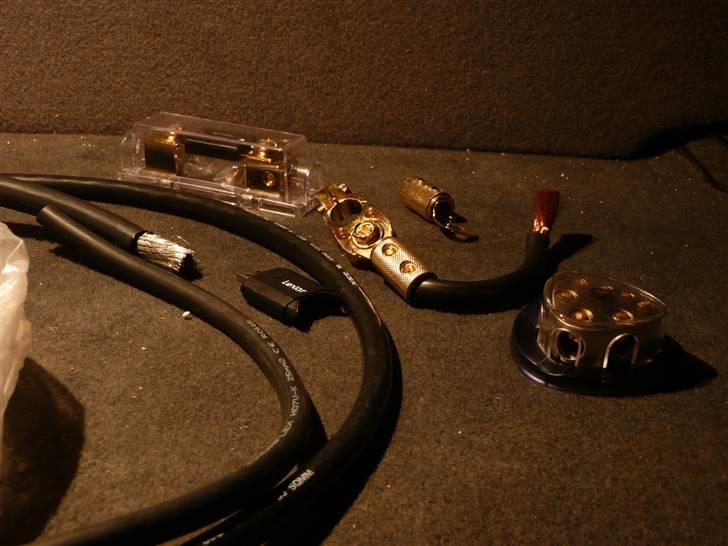 BRABUS W124 Ground Zero installation Stealth - Lidt af de dele som er brugt til Power installationen billede 44