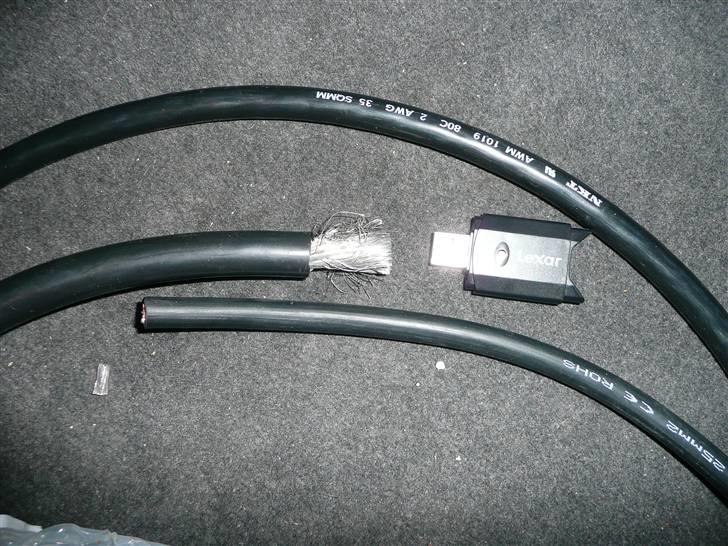 BRABUS W124 Ground Zero installation Stealth - Bemærk - 
Øverst 35 Kvadrat
Nederst 25 Kvadrat
I midten 70 Kvadrat. og så lige en lille USB key til at ilustrerehvor stort et 70 Kvadrat kabel er :o) billede 45