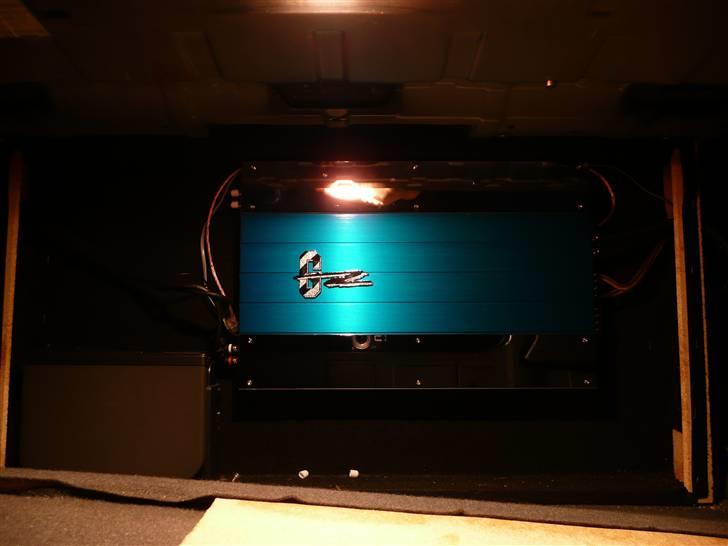 BRABUS W124 Ground Zero installation Stealth - Her er den 4 Kanals Nuclear Ground Zero forstærker monteret, jeg mangler stadig at føre kablerne rigtig og tilslutte 2 af kanalerne. billede 46