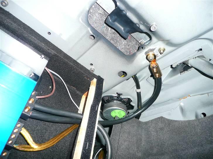 BRABUS W124 Ground Zero installation Stealth - Der var en helt udemærket stel forankringspunkt lige oppe over forstærkeren og malingen er slebet af af så den forgyldte StelTerminal kan få rigtig bid i skroget :o) billede 48