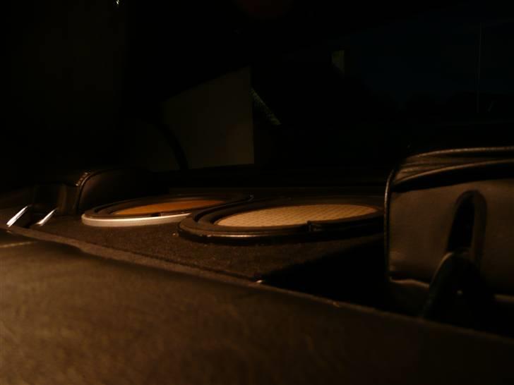 BRABUS W124 Ground Zero installation Stealth - Her har jeg monteret de 2 Phase ALiante 8"er
Som man måske kan se så er farverne ikke helt ens og det skyldes at de før har siddet i en anden installation hvor den ene har fået sollys og den anden faktisk aldrig har været brugt.
Men sollys gør dem gullige i overfladen.
Man kan male enhedderne og det har mange gjort men jeg synes det er synd og egentlig ligegyldigt da de jo ikke skal kunne ses alligevel :o) billede 49