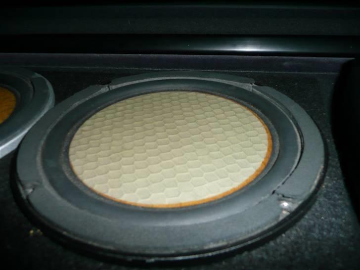 BRABUS W124 Ground Zero installation Stealth - Her ses den enhed der ikke før har været i brug.
De har et meget karakteristisk Bikube design mønster som kendetegner disse Aliante modeller billede 50