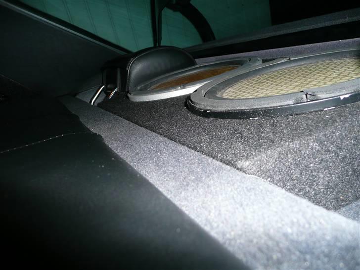 BRABUS W124 Ground Zero installation Stealth - Her ses hvordan førstehjælps kassen flugter med det øvrige interiør som org. billede 52