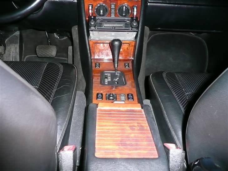 BRABUS W124 Ground Zero installation Stealth - Her har vi så midter konsollen med det man kalder et jalousi skydelåg.
Jeg tænkte meget over hvor mine 2 bas kontroller skulle monteres og var meget i mod de skulle sidde frit fremme i kabinen skruet ind i interiøret og efterlade 4 grimme huller.
Så jeg kom på den idé at jeg kunne montere dem inde i aflægningsboksen i midten og så var de jo tro mod mit tema (Stealth) og dejlig skjult :o) billede 53