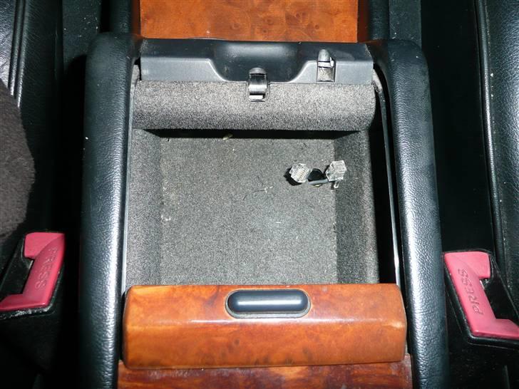 BRABUS W124 Ground Zero installation Stealth - Jeg har haft afmonteret aflægnings boksen og boret hul også i underlaget for at komme ind under til den øvrige kabling der ligger i midterkonsollen.
Og så er de lige trukket op igennem et lille hul som vil blive dækket af montagen af kontrollerne. billede 54