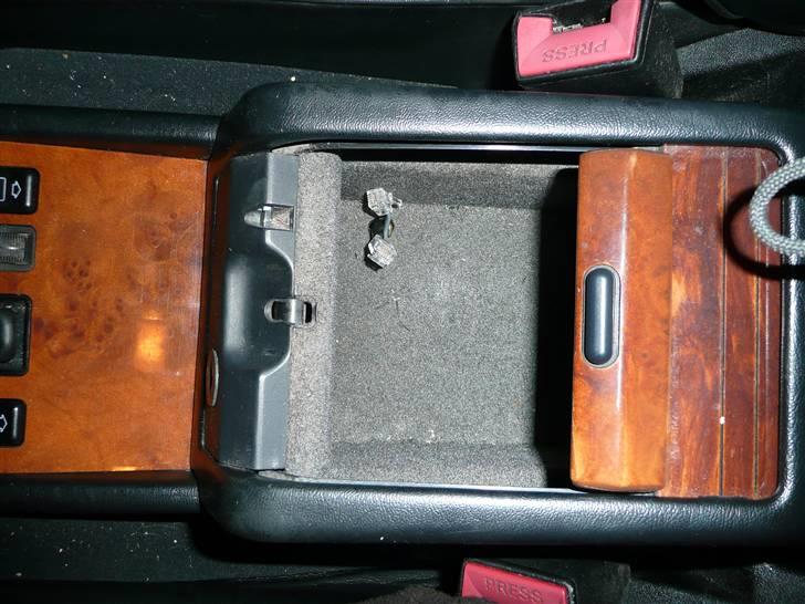 BRABUS W124 Ground Zero installation Stealth - Her set fra side positionen hvor det i den side er tydeligt at se dem og bedst skjult for side passageren :o) billede 55