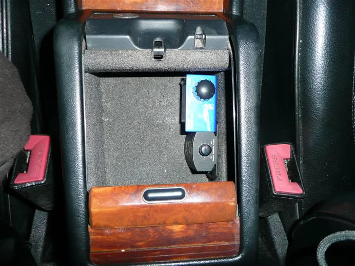 BRABUS W124 Ground Zero installation Stealth - Her skal de monteres.
Jeg havde en drøm om at nedsænke dem men så skulle jeg lave meget storre huller og der var heller ikke plads nede under til det lille trick.
Og ja hvor er det ærgeligt de ikke er bare nogen lunde ens, men gode idér er velkommne. billede 56