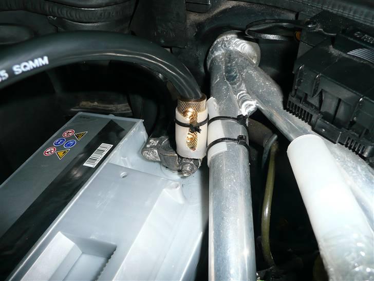 BRABUS W124 Ground Zero installation Stealth - Ja her er den store problematik.
Min Carlsson tårn stiver stabilisator går lige forbi pluspolen på batteriet og ikke nok med det så vender den selvfølgelig den mest mulig irriterende vej.
Men tyk kabel skal der til og stor kabelsko, men jeg finder nok på noget helt andet (gode idér modtages gerne :o) ) billede 58