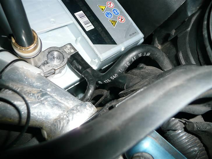 BRABUS W124 Ground Zero installation Stealth - Her fra bagsiden hvor man virkelig kan se hvor tæt plus polen er på at rørre tårn stiver stabilisatoren som er lavet af aluminium der er ledende og har umådelig godt fat i stel på karossen. billede 61