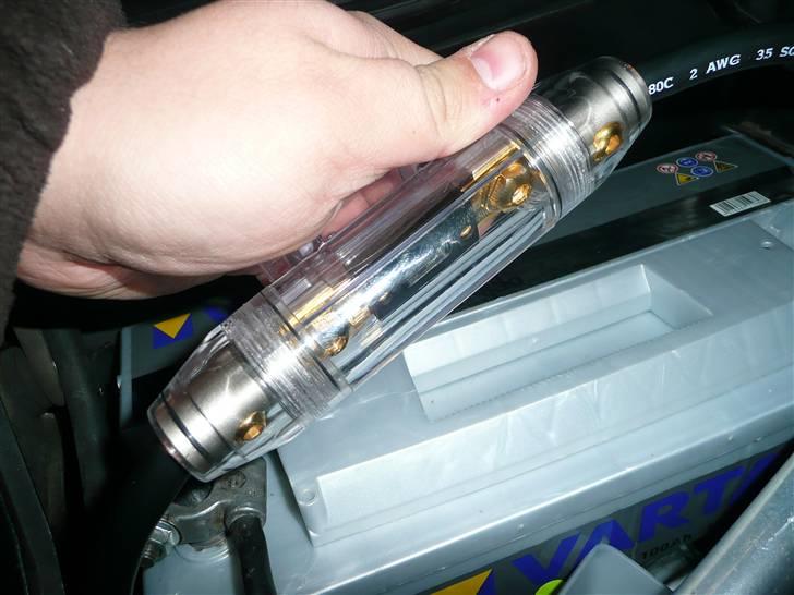 BRABUS W124 Ground Zero installation Stealth - Stor dejlig ANL Sikringsholder jeg også lige skal have fundet et sted til, det er der i forvejen ikke ret meget af hvor batteriet fylder det hele. billede 62