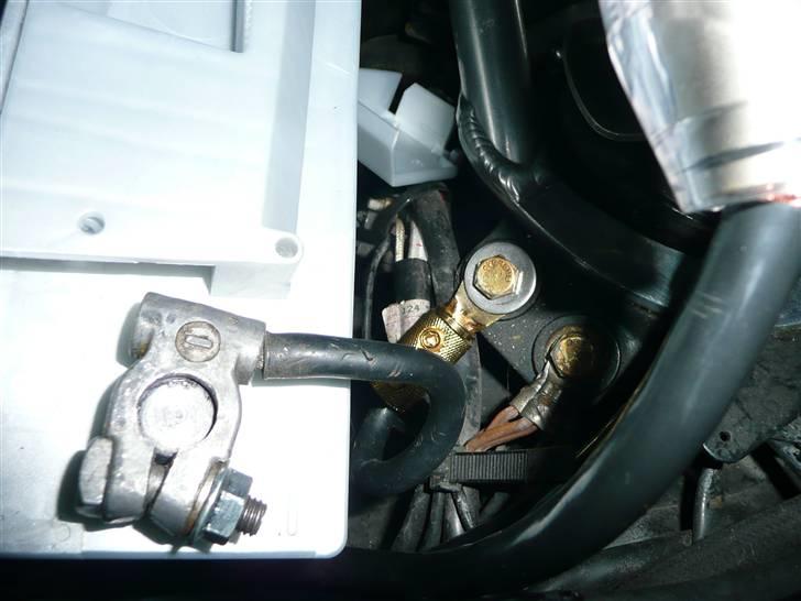 BRABUS W124 Ground Zero installation Stealth - En god stel til batteriet er et must, så jeg har afmonteret den og afisoleret enden og renset den for ir og påmonteret en forgyldt Stelterminal.
Kablet er dejlig kort 15 cm.. og kan derfor trække rigeligt med strøm og kræver igen derfor ikke et ret tykt kabel, men det er dog 25 Kvadrat :o) billede 63