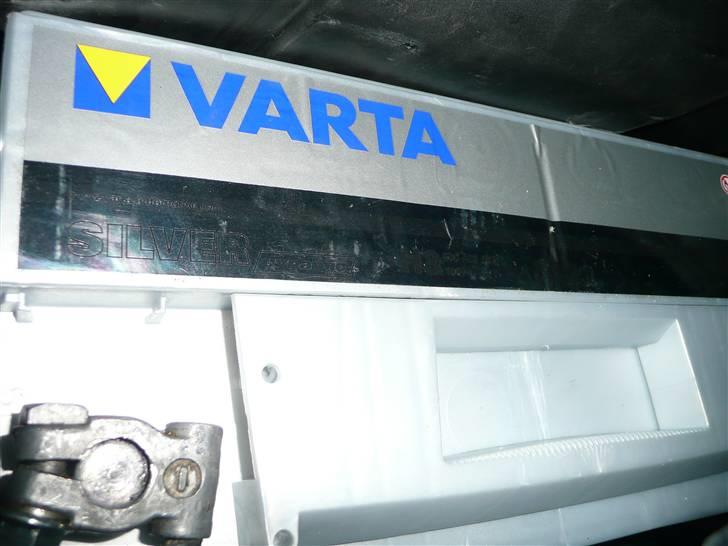 BRABUS W124 Ground Zero installation Stealth - Jeg fandt hurtigt ud af mit gamle batteri som kan ses på et af de første billeder var helt færdigt.
Jeg havde ladet på det i 2 dage af flere gange ude nat bruge på det og alligevel var det ikke ladet mere op end starteren ikke kunne få fat men blot klikkede som den gør på en mercedes der ikke har startstrøm nok.
Her ville de fleste jo nok havde sagt hvorfor så ikke købe et Ground Zero batteri, men som elektronik teknikker har jeg ikke den store tiltro til at de kan så meget andet end at se flotte ud og ikke kunne andet end hvad så mange andre batterier kan (lidt mistroisk men man skal tro på det man ved og ikke hvad der reklameres med) :o)
Jeg skal alligevel have et batteri mere bag i bilen og det bliver måske et GZ batteri :o) billede 65