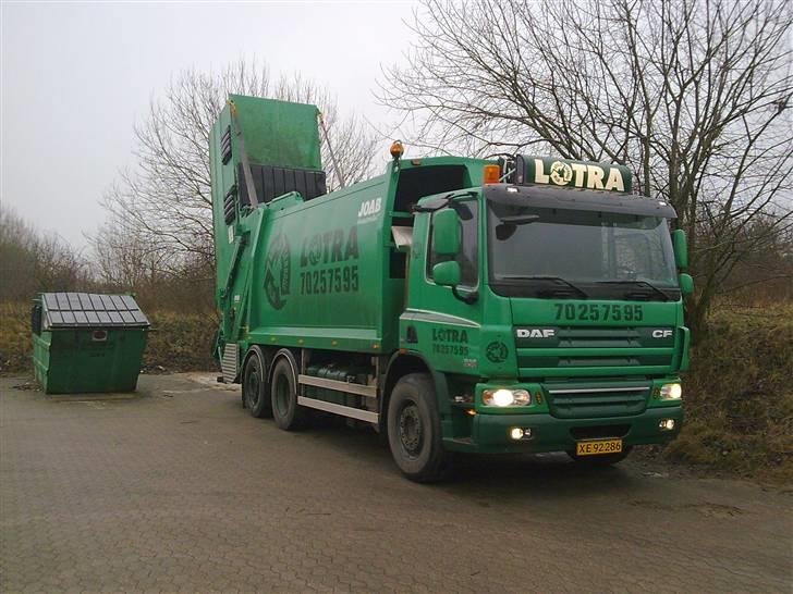 Min vogn ved Lotra - Så der lige kommet en 12 cbm vippe container på røven af den gamle Daf billede 6
