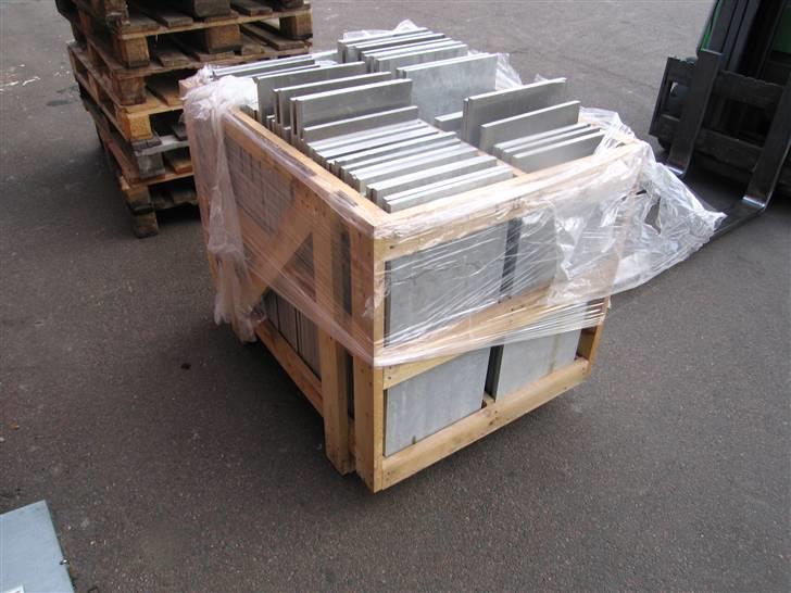 Lidt billeder fra mit job - En palle med marmorfliser, hvor fliserne har kunnet flytte sig i emballagen, så en af fliserne var knækket. billede 33