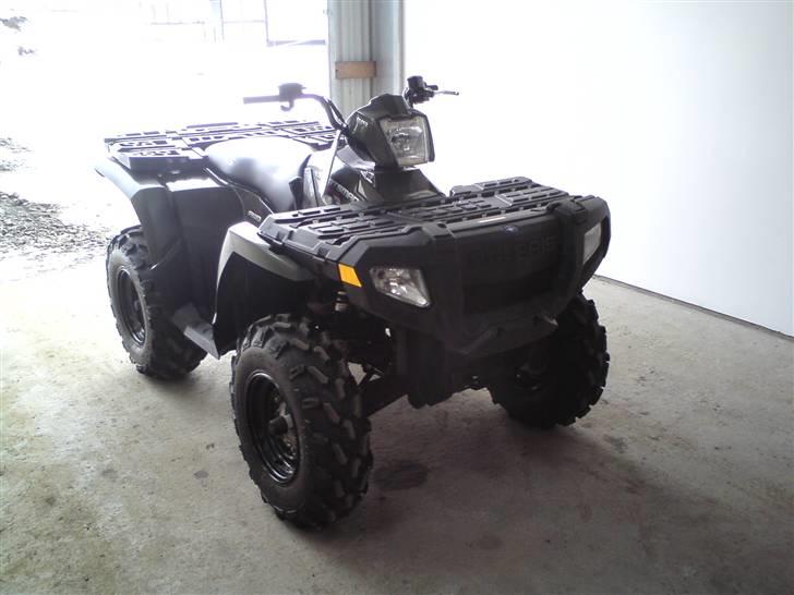 Frontgitter på min lj 70 - Min kammerats nye lejetøj. 
4x4 høj og lav gear 
550ccm med insprøjtning.
4 indivituelle fjederben.
den er lige å stor som en fiat 127 :D
 billede 6