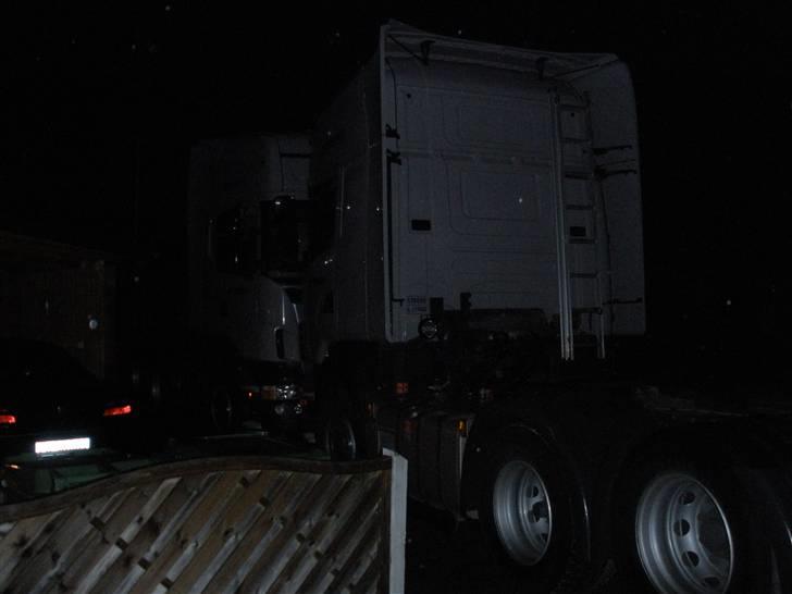 Min lastbil ved Optimera - Jørgen og mig der "piller" ved damerne :D billede 21