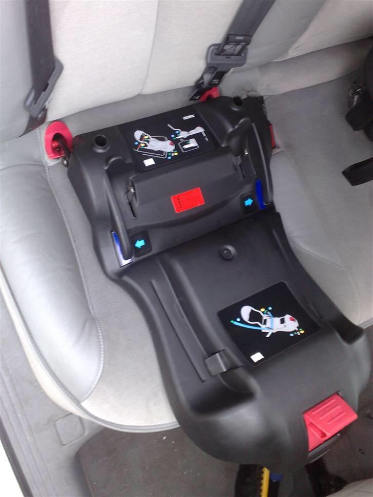 Isofix i Renault Laguna - Her er barnestolens Base monteret og sidder godt fast.. billede 2