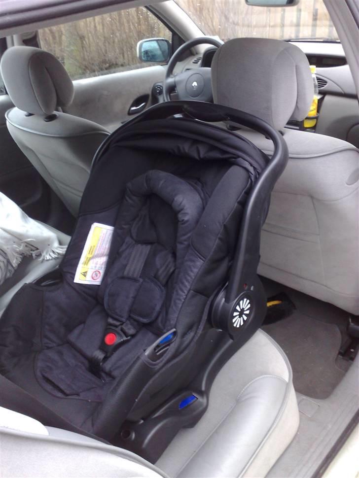 Isofix i Renault Laguna - Barnestolen er monteret på Basen, hvilket sker med et simpelt "klik"-system.. billede 3