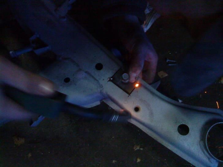 Renovering af 300ZX Twin Turbo "Tykke Bertha" - 2 møtrikker var gået løs på bagsiden, så der møtte slidses op og laves nye svejsninger, og så tilbage i rammen. billede 145