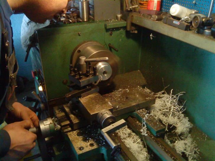 Renovering af 300ZX Twin Turbo "Tykke Bertha" - Alu bøsningerne bliver lige pudset til, Danni var ikke helt tilfreds med udformningen. billede 147