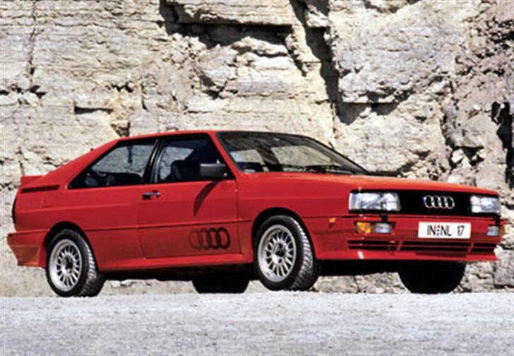 Audi S / RS og R billeder og forklaringer - S – Modelfamilien
S står for Sport

Quattro B2 ”URQUATTRO” 1980 - 1991

Det anses for en af de mest betydningsfulde rally biler nogensinde, og var en af de første til at drage fordel af de dengang nylig ændret regler, der tillod brugen af 4 hjulstræk i konkurrence væddeløb. Mange kritikere tvivlede på 4 hjulstrækkes levedygtighed ved rally, da de mente det var for komplekst og tungt til rallysporten, men Quattro var en øjeblikkelig succes, og vandt stort set alt hvad der var værd at vinde i rallysportens verden. 

VM mesterskaber kører:
1981- 3 plads til Hannu Mikkola i Audi Quattro. 
1982- 2 plads til Michèle Mouton i Audi Quattro, 3 plads til Hannu Mikkola i Audi Quattro.
1983- 1 plads til Hannu Mikkola i Audi Quattro. 
1984- 1 plads til Stig Blomqvist i Audi Quattro, 2 plads til Hannu Mikkola i Audi Quattro.
1985- 2 plads til Stig Blomqvist i Audi Quattro.

VM mesterskaber konstruktør:
1982- 1 plads til Audi.
1983- 2 plads til Audi.
1984- 1 plads til Audi.
1985- 2 plads til Audi.

I de godt ti år modellen var i produktion, blev der produceret 11.452 enheder. Ordet "quattro (italiensk for fire) er altid konsekvent i små bogstaver. Bilen var udstyret med en 2,1 liters 5 cylindret motor med turbo, hvor den producerede 200 hk, 0 – 100 på 7,1 sekunder og 222 km/t på toppen. Der kom en 20V version i 1989 som fik 220 hk 0 – 100 på 6,3 sekunder og 230 km/t på toppen. 
 billede 1