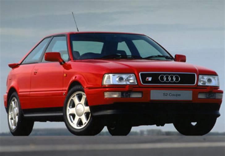 Audi S / RS og R billeder og forklaringer - S2 B3/B4 1991 - 1995

Efterfølgeren til den legendarisk Quattro var Audi S2. Audi udviklede en sports-udgave af den 80 / 90 i 1991, baseret på B4 platform kaldet Audi S2. Denne Fremhævede en 2.2 række femmer 20-ventil turbo motor der stammede direkte fra den sidste version af Quattro’en. En lignende version af motoren blev brugt i Audi 200 20v og Audi 100 baseret S4 (Ur-S4). Audi S2 blev oprindeligt kun solgt som en 2-dørs sports coupe, men senere, i 1993, i en 5-dørs S2 Avant model sammen med et begrænset oplag på 4-dørs S2 sedan modeller, hvoraf 306 blev produceret. S2 sedan og Avant er baseret på B4-platformen og har en masse ligheder i bagakslen støtteordning til senere B5 A4 quattro. S2 Avant’en blev også anvendt mellem 1993 og 1995 som grundlag for Audi's RS2 Avant super-sports Stationcar, som blev et samarbejde mellem Audi og Porsche. S2 havde en 2.2L turboladede motor, der produceres 220 hk, senere modeller producerede 230PS, 0-100km/t på 5,8 sekunder, og en topfart på 246 km/t. S2 Avant kunne klarer 0- 100km/t på 6,1 sekunder og havde en topfart på 242km/t.
 billede 2