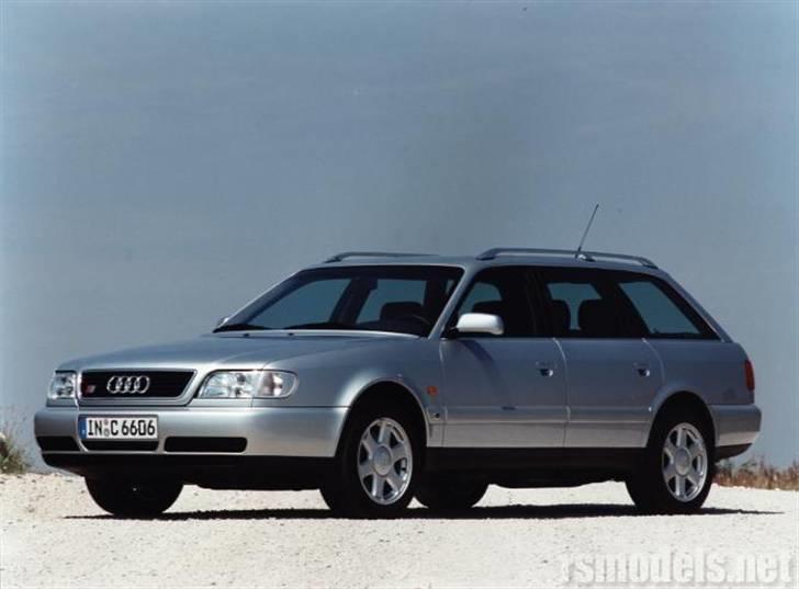 Audi S / RS og R billeder og forklaringer - S4 C4 1992 - 1994

Sportsversion af Audi 100 C4 blev opkaldt S4 indtil 1994, hvor Audi 100 reviderede deres modeller og omdøbte den til A6/S6. S4 blev altså til S6. Bilen blev solgt som sedan og som Avant. Der var to motor varianter, en 2,2-liters fem-cylindret række turbo motor med 20 ventiler og 169 kW (230 hk), 0-100 km/t på under 7 sekunder. Og en 4,2-liters V8-cylindret med 32 ventiler og 206 kW (280 hk), 0-100 km / t på 6,2 sekunder.
 billede 3