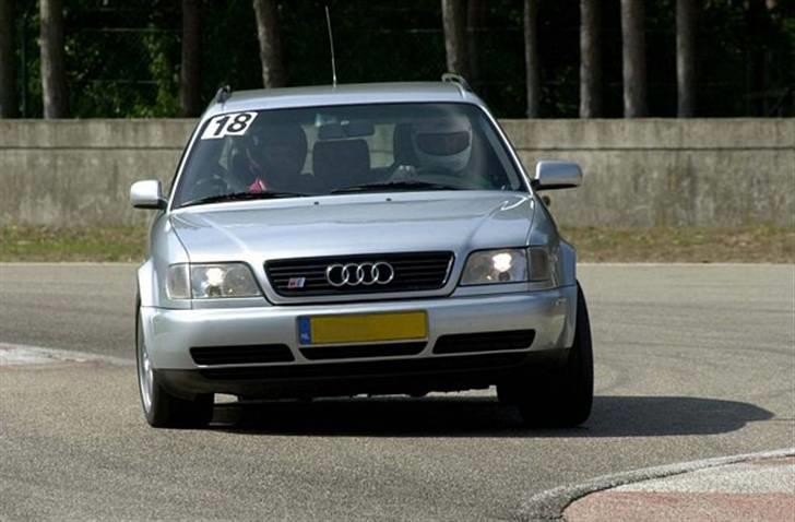 Audi S / RS og R billeder og forklaringer - S6 / S6 Plus C4 1994 - 1997

Fra 1994 kom Audi 100 S4 til at hedde Audi S6. Bilen blev solgt som sedan og som Avant. Der var to motor varianter, en 2,2-liters fem-cylindret række turbo motor med 20 ventiler og 169 kW (230 hk), 0-100 km/t på 6,7 sekunder. Topfart 241 km/t. En 4,2-liters V8-cylindret med 32 ventiler og 213 kW (290 PS), 0-100 km / t på 5,9 sekunder. Topfart 249 km/t. Til S6 Plus’en kom der en nyudviklet 4,2-liters V8-cylindret med 32 ventiler og 240 kW (326 PS), 0-100 km / t på 5,6 sekunder. Topfart 250 km/t begrænset. Af S6 plus modeller op til 1997 var kun 97 sedans og 855 Avants der blev bygget. 

 billede 4