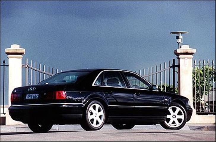 Audi S / RS og R billeder og forklaringer - S8 D2 1996 - 2003

Den første generation var fra 1996 til 2002 på det tyske marked. Den havde med en 4,2-liters V8-motor med 250 kW (340 hk) - og fra 1999 265 kW (360 hk) – Man kunne vælge mellem en 5 trins automatisk transmission med Tiptronicfunktion, dynamisk skifte program (DSP) og sports-program eller en 6 trins manuel gearkasse.

 billede 5