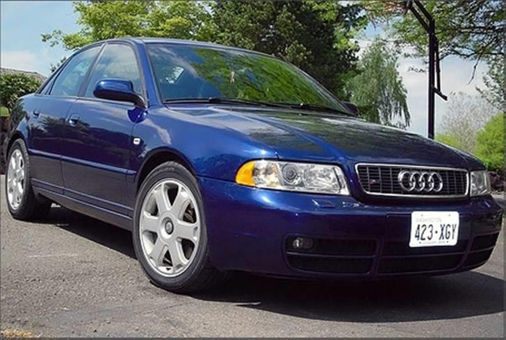 Audi S / RS og R billeder og forklaringer - S4 B5 1997 - 2001

Efterfølgeren til S2, S4 blev bygget på platform af A4 B5 med en 2,7-liters V6 turbo motor med 195 kW (265 hk) ved 5.800 min-1 og et max. Drejningsmoment på 400 Nm fra 1.850 til 3.600 min-1. Fra 0-100 km/t, brugte den 5,7 sekunder (Avant 5.8 sekunder). Topfart var begrænset til 250 km/t. Samme motor blev under kyndig tuning fra Cosworth også brugt i RS4 versionen. 
 billede 6