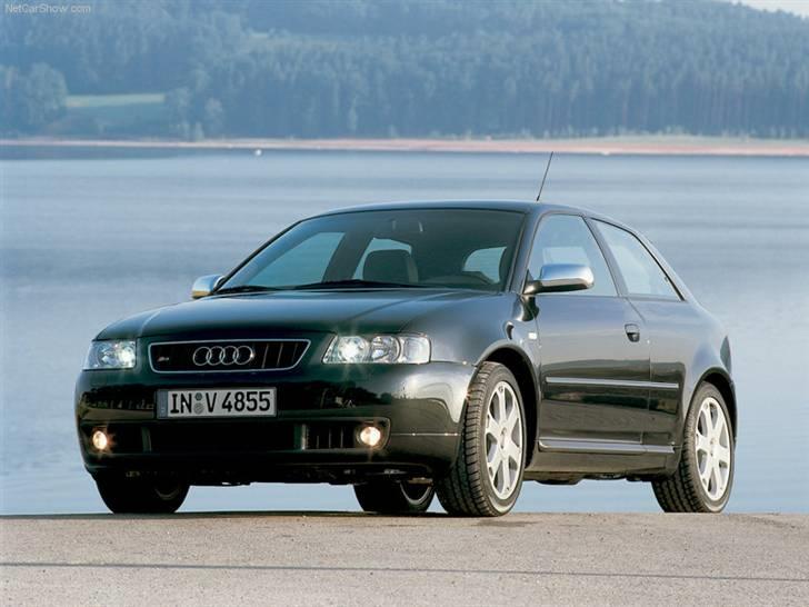 Audi S / RS og R billeder og forklaringer - S3 8L 1999 – 2002

Den første generation af Audi S3 blev leveret med en 1,8 liter turbo motor som er kendt er en kendt motor brugt bredt over VAG gruppens biler. Moteren producerede 210 hk, i den første udgave, senere efter facelift kom den op på 225 hk. Bilen kunne kun fås med 6 trins manuel gearkasse og var kun til rådighed i en 3 dørs version af den normale A3. 
 billede 7