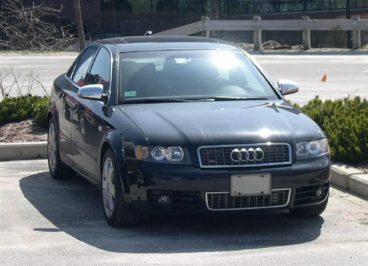 Audi S / RS og R billeder og forklaringer - S4 B6 2003 - 2004

I begyndelsen af 2003, kom den nye S4, på B6 platform. Den 4,2-liters V8 baseret på naturlig indsugning motor i Audi S8 (D2) og i S4 blev det til 344 hk. Bilen accelererede på 5,6 sekunder (Avant: 5.8 s; Cabriolet: 5.9 s) fra 0-100 km/t. Topfart var begrænset til 250 km/t. Ligesom sin forgænger, var det standard med quattro og udstyret med en seks trins gearkasse. En automatisk transmission (Tiptronic) kunne tilvælges. 
 billede 9