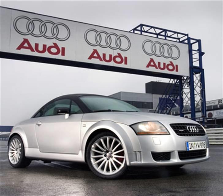Audi S / RS og R billeder og forklaringer - TT Quattro Sport 8N 2005 - 2006
I april 2005, kom specialudgaven TT quattro sport på markedet. I denne version af TT’en havde man givet den normale 1,8-liters turbo motor et løft i ydelse, hvilket resulterede i 240 hk. Ligeledes blev vægtfordelingen optimeret, hvilket resulterede i en slankekur på 75 kg, som sikrede bedre resultater en den 3,2 liter V6 motor som også kunne tilbydes.
 billede 11