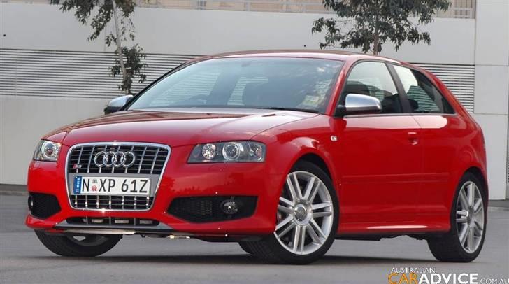 Audi S / RS og R billeder og forklaringer - S3 8P 2006 -

Anden generation af Audi S3 ydede 195 kW (265 hk). Bilen kunne både fås i en 3 dørs model men som noget nyt blev en 5 dørs version også tilbudt, ved navn "Sportback (8PA). En automatisk gearkasse i form af seks trins S-Tronic kunne bestilles i slutningen af 2008. Det maksimale drejningsmoment var 350 Nm, accelerationen fra 0 til 100 km / t var på 5,7 (5,5 S-Tronic) sekunder, og den maksimale hastighed på 250 km/t begrænset. 
 billede 12