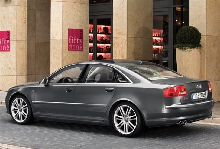 Audi S / RS og R billeder og forklaringer - S8 D3 2006 -

Anden generation af S8 har siden 2006 været på det tyske marked. V10 motoren i Audi S8 har 5,2 liter slagvolumen, og en effekt er 331 kW (450 hk) og 540 nm. I modsætning til rygterne er den 5,2-liters V10 i S8 baseret på en videre udvikling af deres egen V8 FSI motor fra Audi og er ikke baseret på den 5-liters V10 i Lamborghini Gallardo. 
 billede 14