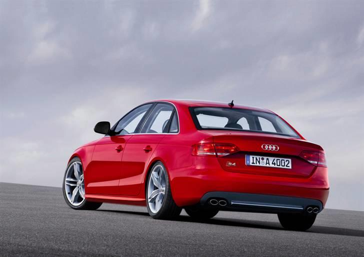 Audi S / RS og R billeder og forklaringer - S4 B8 2009 – 

Baseret på A4 B8 var der præmier på den femte generation af S4 i oktober 2008 på Mondial de l'Automobile i Paris som en sedan og Avant. Motoren er en 3,0-liters V6 motor med direkte indsprøjtning og kompressor. Dette giver 245 kW (333 hk) og et drejningsmoment på 440 Nm fra 2.900 min-1. Selvom den mangler 11 hk i forhold til forgængeren med V8 motor, er den meget hurtigere i optrækket, det eneste folk siger som et minus til modellen er at de savner lyden fra den gamle V8 motor.
 billede 17