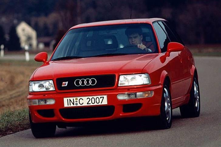 Audi S / RS og R billeder og forklaringer - RS2 B4 1993 - 1995

Den første generation af RS-modellerne "RS2" havde sin debut i efteråret 1993 og blev produceret frem til juli måned 1995. Oprindelig var der blevet fastsat et produktion's antal på 2200 enheder, men grundet øget efterspørgsel blev der i alt bygget 2891 frem til juni måned 1995. Alle RS2'ere var baseret på Audi 80 Avant, og blev bygget i samarbejde med Porsche. Karossen blev fremstillet i Ingolstadt og blev fragtet til Porsche i Stuttgart hvor bilen blev samlet færdig. Bilen var udstyret med en 2,2 liters 5 cylindret turbo motor (ADU), som var en tunet version af den samme motor ved navn (ABY) som sad i S2 og S4, der i normal trim lavede 230 hk. RS2’en lavede 315 hk og 410 nm, 0 – 100 på 5,4 sekunder og 262 km/t på toppen ”bilen var ikke begrænset til 250 km/t ligesom alle andre tyske biler, da denne blev bygget af Porsche”. Tophastigheden på de 262 km/t er ifølge udviklings teamet stadig begrænset, som har givet udtryk for at denne bil let ville nå 275 km/t unden denne plombering. Den blev dog testet af Top Gear midt 90 erne, hvor den tog alle med storm. Top Gear kunne få RS2’en til at accelerere fra 0 til 100 på 4,8 sekund, ligeledes var den 1,5 sekund om at nå 50 km/t, der både var hurtigere end McLaren F1 og Jacque Villeneuve’s Formel 1 bil af den tid. Porsche som har bygget motoren på denne model, har altid været kendt for at være meget beskedne med at udmelde hvad bilen egentlig rigtig kunne præsterer, så derfor er udfaldet af testen fra Top Gear ikke overraskende.

 billede 19