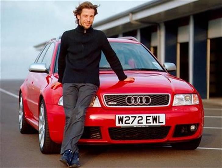 Audi S / RS og R billeder og forklaringer - RS4 B5 1999 - 2001

Efterfølgeren var nok den mest kendte RS model, nemlig RS4’eren. Denne bil var ligesom dens forgænger baseret på Avant-versionen, i dette tilfælde Audi A4 B5. Bilen var udstyret med Cosworth tunet version af S4 motoren, en 2,7 liters V6 Bi-turbo motor, der producerede 381 hk og 440 nm, 0 – 100 på 4,9 sekunder og 250 km/t begrænset. Der blev i perioden 1999 til 2001 produceret 6030 eksemplarer, hvor de sidste versioner fik model årgang 2002.

 billede 20