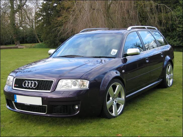 Audi S / RS og R billeder og forklaringer - RS6 C5 2002 - 2004

I midten af 2002 præsenterede AUDI AG RS 6, der havde rødder i Audi A6 4B. Fra april 2004 var det kun et begrænset antal på 999 Audi RS 6 plus, der var til salg. Bilen kunne både bestilles i Avant og Sedan model. Bilen var udstyret med en 4,2 liters V8 motor fra S6 eren, i denne version med Bi-turbo, hvor den producerede 450 hk og 560 nm, 0 – 100 på 4,7 – 4,9 sekunder og 250 km/t begrænset. RS6 Plus versionen producerede 480 hk og 560 nm, 0 – 100 på 4,6 sekunder og 280 km/t begrænset. I alt 8.081 eksemplarer af Audi RS6 kom ud af fabrikken i Neckarsulm. Den udgave af Audi RS6 Plus, som kunne tilbydes som en speciel model, var begrænset til 999 eksemplarer. Bilen havde en mindeplade over gearvælgeren med produktion´s antal og hvilket nummer i rækken bilen var. Ifølge quattro GmbH (producenten af RS6 plus) i Neckarsulm, blev der planlagt at producere 999, men der er reelt kun produceret omkring 650 enheder. Der var ved udgangen af produktionen i september 2004 ikke længere, nok karosserier tilgængelig til at alle 999 plus RS6 kunne produceres.
 billede 21