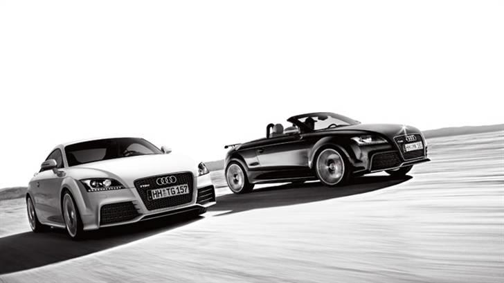 Audi S / RS og R billeder og forklaringer - TT RS 8J 2009-

TT RS har en 2,5 liter, 5-motor med 340 hk hvilket er ret imponerende, og den vil sandsynligvis gøre TT RS til en temmelig effektiv sportsmodel i konkurrence om at lave den mest vilde Coupé / roadster. Selvom Audi er hoppet tilbage til den 5-cylindrede motor fra 80/90'erne med denne RS, er denne 2,5 liters turboladet, direkte indsprøjtning benzin motor (TFSI) er alt andet end en gammel mands hat. Brændstoføkonomien’s tal er 9,2 liter pr 100 km for Coupé mens Roadster bruger en lidt større 9,5 liter pr 100 km. Hvilket er rigtig flotte tal, for en firehjulstrukket bil, takket være Audi's konfiguration af 2,5 liter og en 6-hastighed automatisk transmission. Audi TT RS går til salg i marts i Europa.
 billede 25