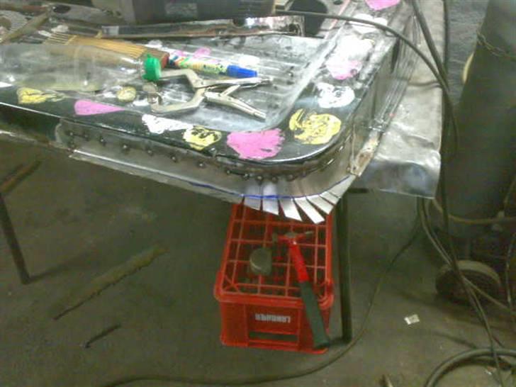 Fiat panda 83 - projektets gang! - Hjørnet på dørens inder side skulle lige skiftes. så her er jeg ved at tilpasse hjørnet. billede 52