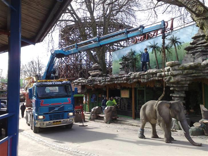 1 Dag som kranfører - PÅ Bakken
Vi Satte dyr op på Safari expressen billede 3