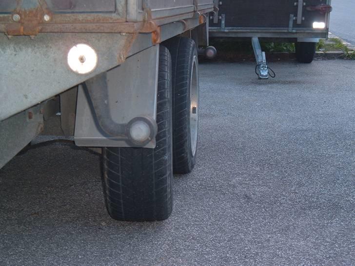 Danmarks flotteste trailer! - Den skulle egentlig have den store tur,men så lånte min svoger den og så fremskyndte jeg det lidt.Trailer+betonkant=smadret aksel! billede 2