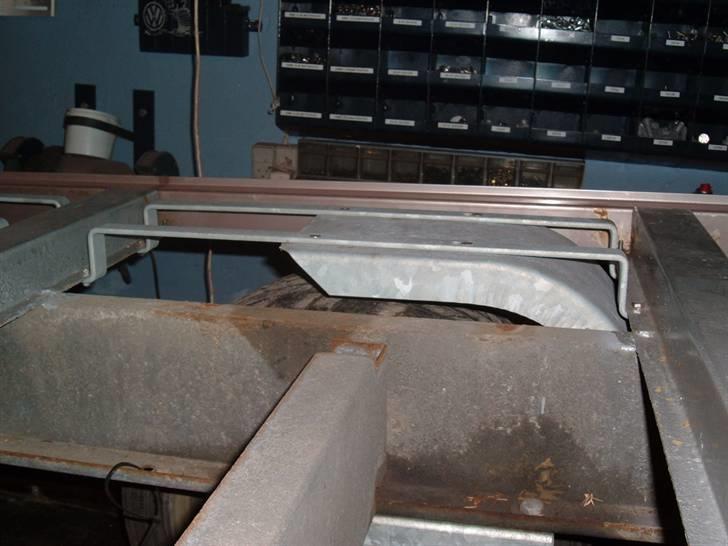 Danmarks flotteste trailer! - Jeg har valgt at lave holdere til skærmene så de sidder fast mellem to vanger og ikke i bunden,pisse irreterende at have bolte i bunden hvis man feks skal skovle sand! billede 6