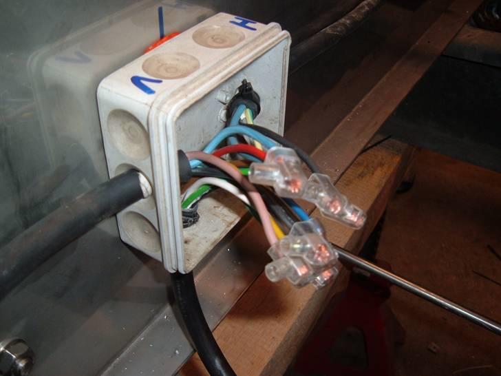 Danmarks flotteste trailer! - Alle ledninger er trukket mellem dåser så der ikke er nogle trælse samlinger.Sidder to dåser i hver side,en i for og en i bag. billede 13