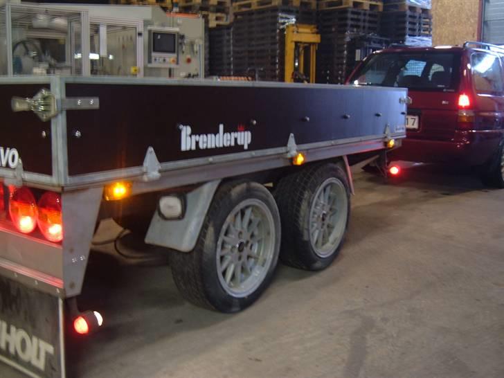 Danmarks flotteste trailer! - Siderne har jeg lavet med 15mm træ istedet for 12mm som det er originalt,så slipper jeg for den plade der normalt sidder på siden for at gøre den stiv.Det syntes jeg ser pænere ud. billede 35