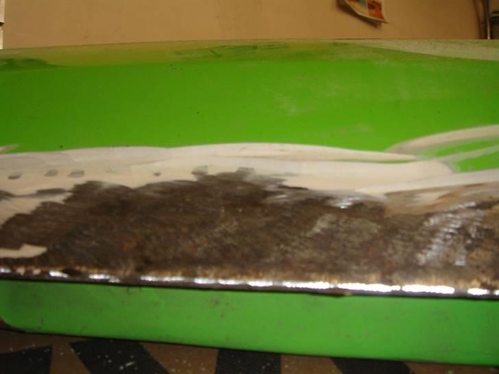 Rustarbejde  - Et billede af hvor meget spartel de har brugt på døren, en lille centimeter spartel på hele dørbunden billede 4