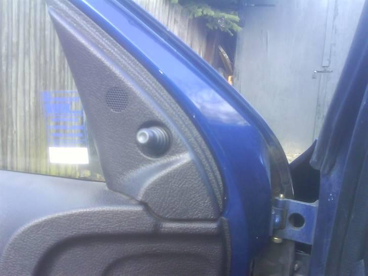 Udskiftning af højtalere i peugeot 206 - Du skal starte med at tage dette skjold af.
Det sidder fast med et klik system så der er ingen skruer du skal have ud, det er bare og hive stille og roligt ud. billede 2