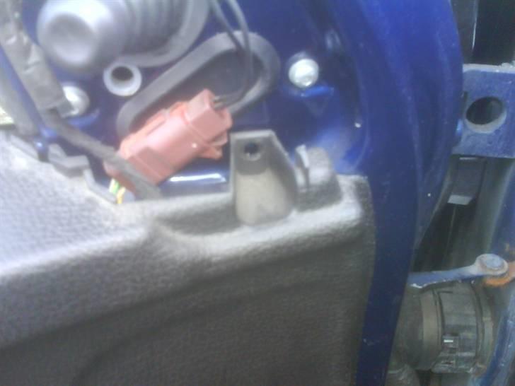 Udskiftning af højtalere i peugeot 206 - Så skal du skure de 3 skurer der holder dørbeklædningen fast, dette er en af stederne. billede 4